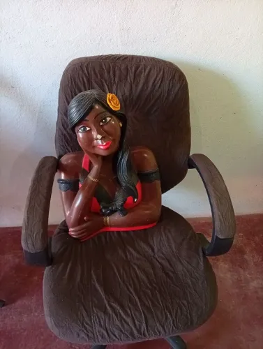 Cadeira e escultura namoradeira