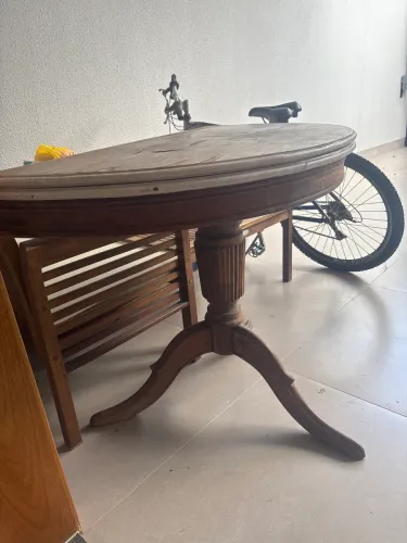 Mesa de madeira redonda