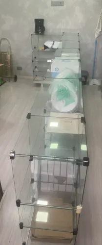 Balcão de vidro em L base de alumínio 