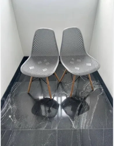 CADEIRA EAMES EM POLIPROPILENO CINZA