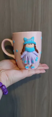 Caneca com boneca em biscuit, produto artesanal e novo