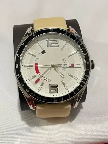 Vendo relógio tommy em perfeito estado