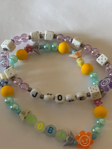 Pulseira de miçangas escrito ?JHope?
