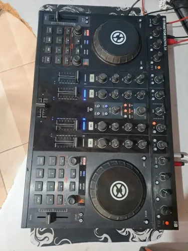 Controladora Traktor SK4 com Case