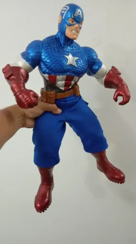 uma boneco capitão América e um homem de ferro tamanho na descrição
