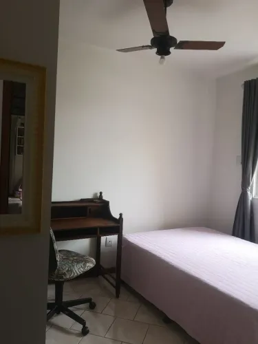 Alugo quarto com garagem próximo do centro.