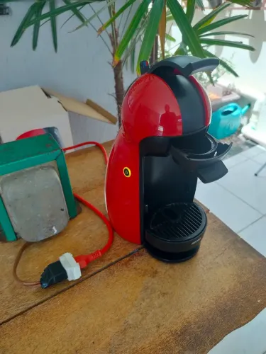 Cafeteria Dolce Gusto 1ª geração 110v - Vai com transformador. Em perfeito estado.