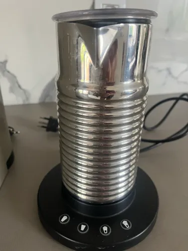 Cafeteira Nespresso + Espumador de Leite
