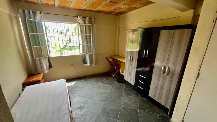 Quarto individual mobiliado C/ frigobar no Caiçara. 