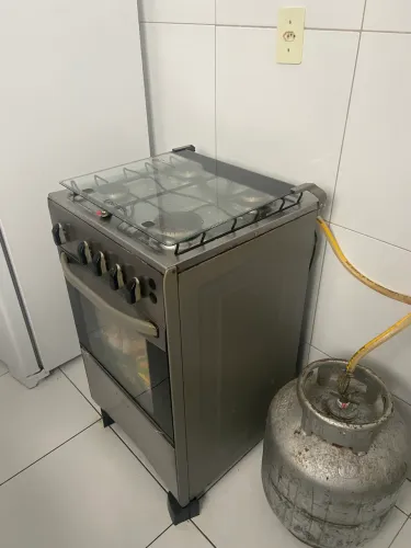 VENDE-SE FOGÃO (NÃO ESTÁ INCLUSO BUJÃO) 