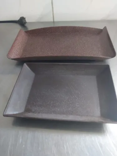 70 tigelas grande,17 pequenas  20 bandejas grandes e 20pequenas.9 bandejas inox.6 quentes