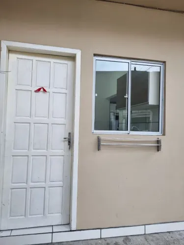 Aluga-se kitnet em Canasvieiras com água e luz incluso 
