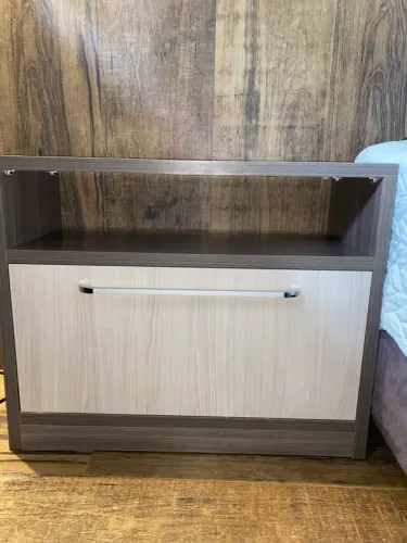 Mesa de cabeceira com gaveta e nicho