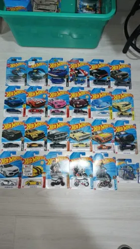 Lote com Hotwheels variados