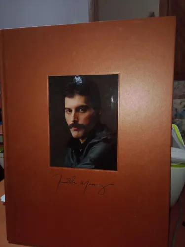 Book Freddie Mercury discografia 10 CD, 2 DVD, fotos incríveis desse ícone da música
