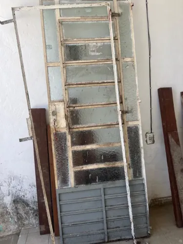 PORTA DE FERRO COM VIDROS - USADA