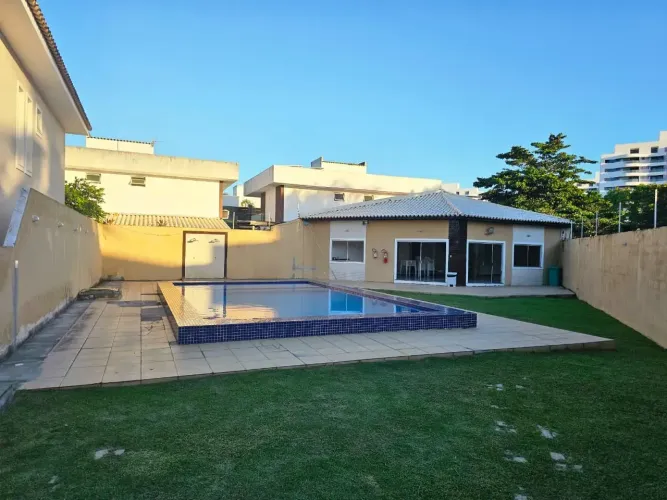 Casa em Condomínio - Buraquinho, 330m², 4/4, sendo 3 suítes, sala ampla, varandas, lindo j