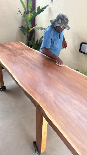 Mesa em madeira maciça nova