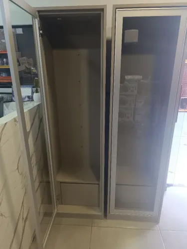 Armário expositor MDF com porta de vidro 45x40x180