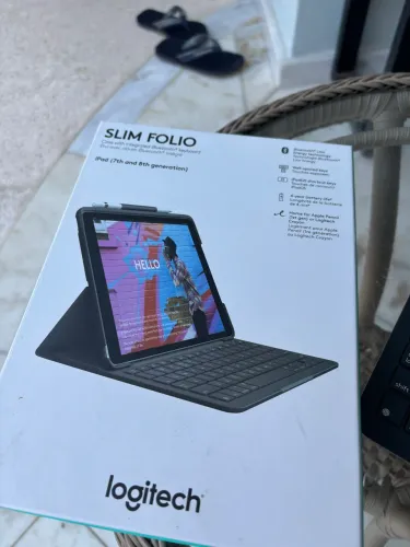 Capa com teclado iPad logitech slim folio