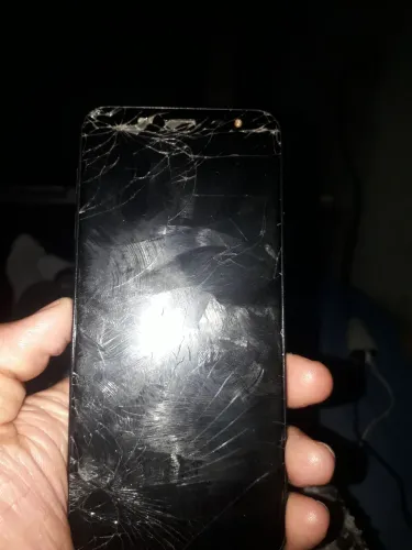 Tô vendendo um celular com a tela quebrada por apenas r$ 500