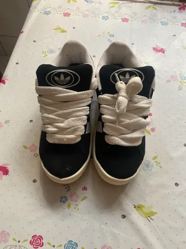 Tênis Adidas semi novo 