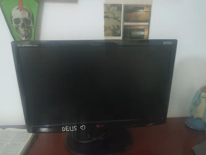 Vendo monitor LG Flatron W1643C de 15,6 polegadas, entrada vga.