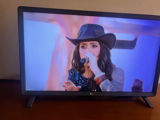 LG Smart TV LED de 32 polegadas com resolução HD (1366x768 pixels).