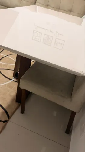 Mesa de Jantar Off White Vidro / Pequeno trinco