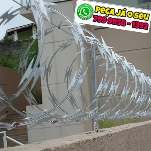 Cerca farpada concertina de segurança, muros e fachadas