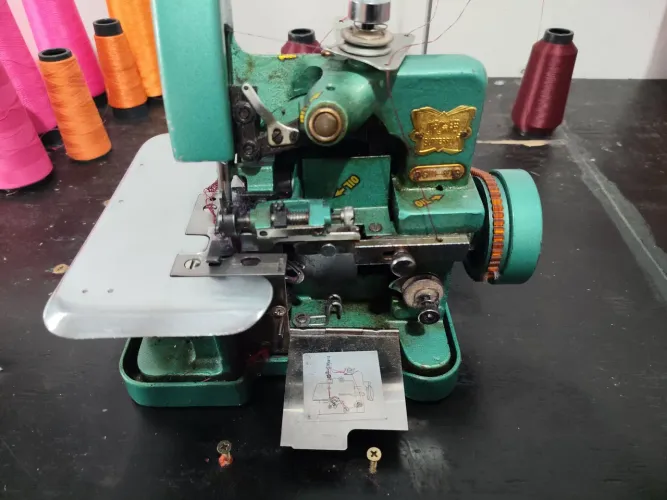 COMBO COMPLETO: Máquina de Costura Semi-Nova Overloque + Kit de Manutenção/Acessórios