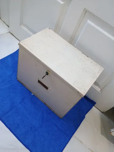 Caixa metálica em aço carbono.