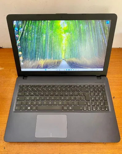 Notebook ASUS Semi-Novo | i3 7ª Geração | SSD 120GB