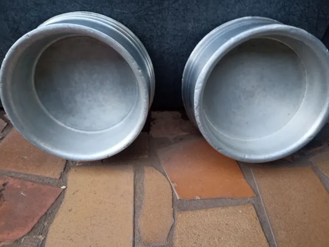 Vendo vasilha de alumínio revestido não tomba bem prático para seu animalzinho *