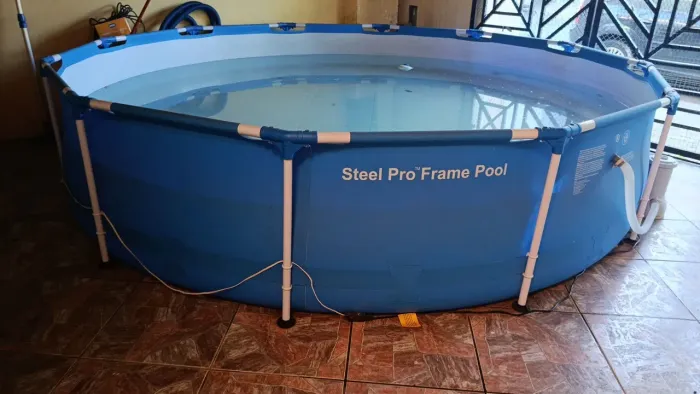 Piscina estrutural + bomba + produtos para manutenção.