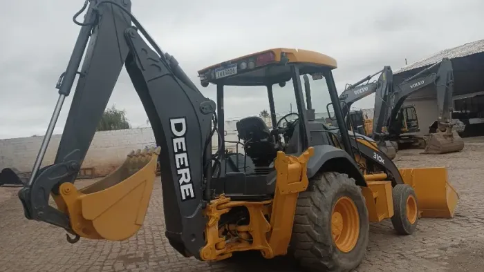 Retro escavadeira John Deere 310K 4x2 ano 2012. 9700 horas. Valor R$ 120.000,00