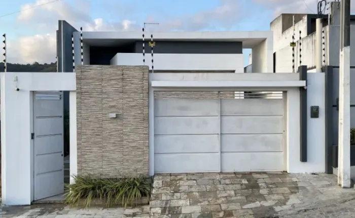 CASA Á VENDA NO BAIRRO NOBRE