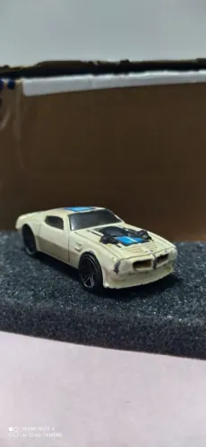 Miniatura Hotwheels usada com arranhões e marcas de uso
