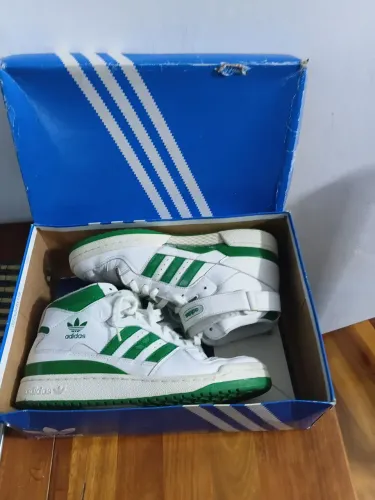 Tênis Adidas original <br>Pouco uso. Retrô.<br>Para quem tem bom gosto por coisa boa.<br>R$ 300,00