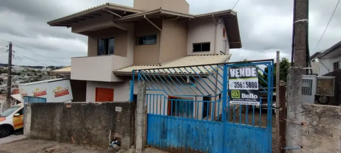 Casa de alvenaria com 2pavimentos no Bairro Gioppo