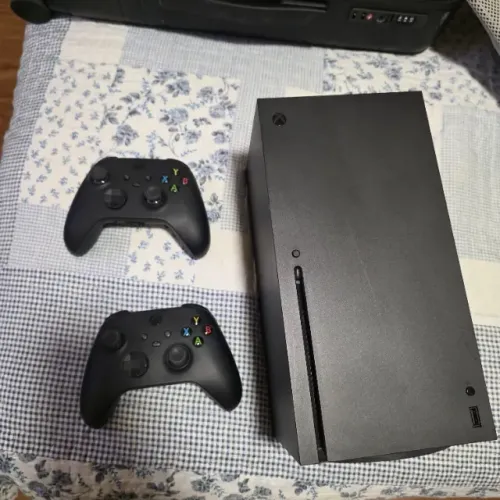X box Serie X - 1TB SSD - 2 Controles Originais pouco usado