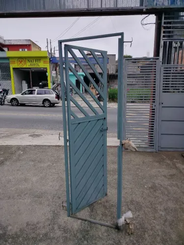 Porta social com abertura para dentro lado esquerdo altura 208 largura 68