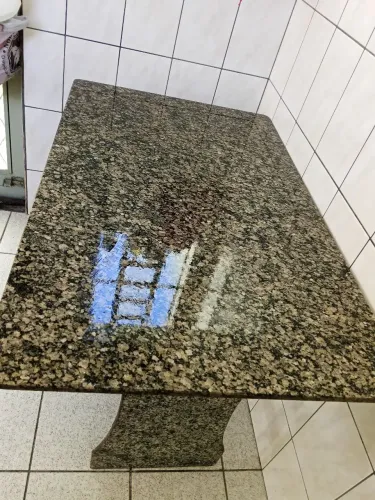 Mesa toda de mármore até o pé dela é mármore