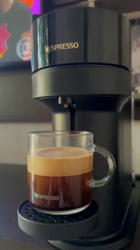 Máquina de Café Nespresso Vertuo Next Preta - 110V - Linda