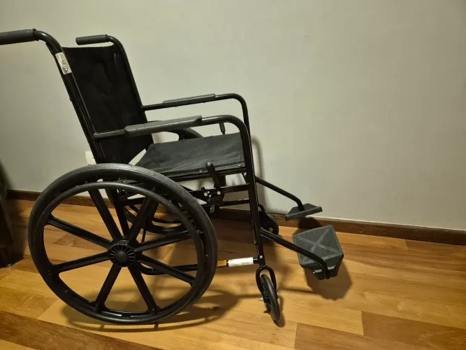 Cadeira de rodas apenas 1 dia de uso