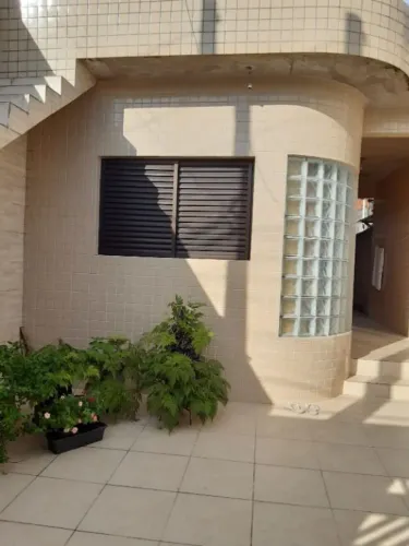 Duas casas, mesmo quintal, de 02 dormitorios, com garagem.