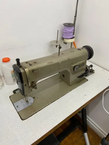 Máquina de costura reta Gemsy