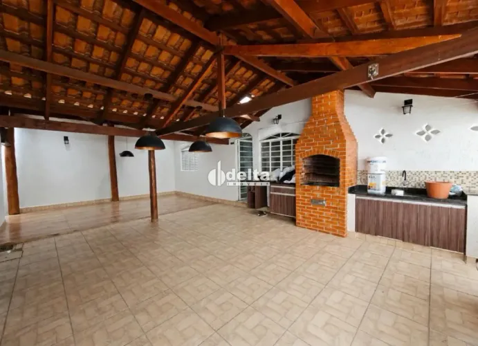 Casa com 3 quartos sendo 1 suíte disponível para locação no bairro Santa Mônica em Uberlân