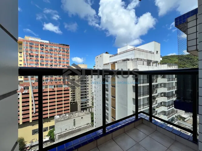 Apartamento com varanda e vista mar na quadra mar da Praia das Pitangueiras à venda, centr