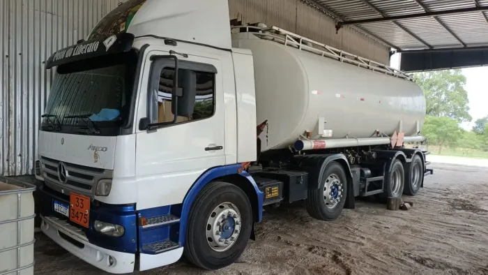Caminhão tanque para transporte de combustível 